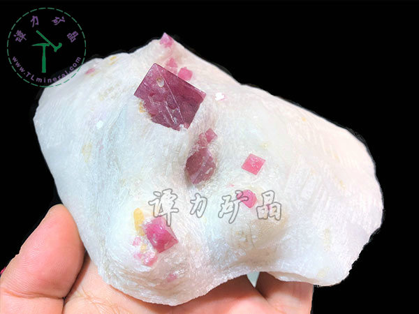 尖晶石+大理巖，越南14x12x7,主晶體：2.4x2.4cm